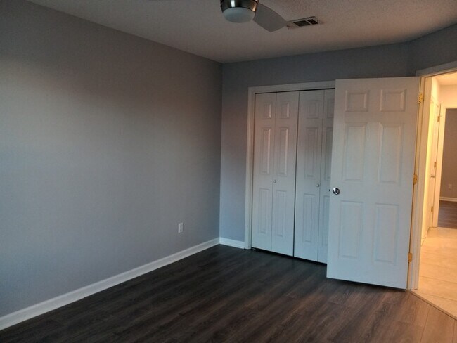 Building Photo - Large 3/2 Family Home that is Conveniently located off Blue Angel PKWY