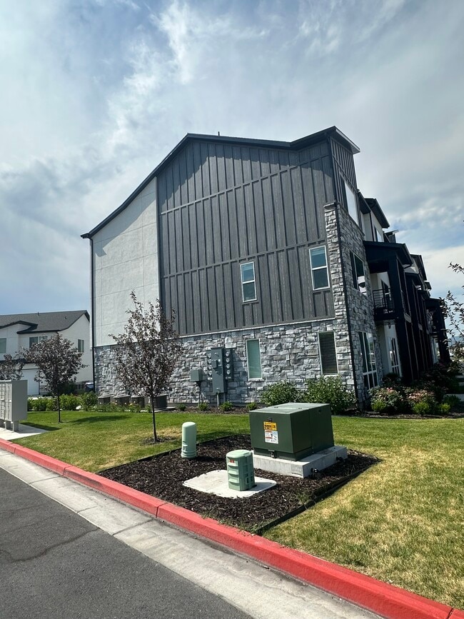 Building Photo - 33 N 460 W