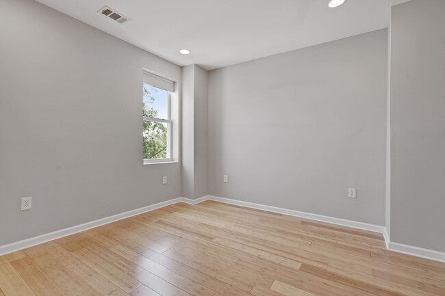 Building Photo - Recently Renovated Row House - H St Corrid...