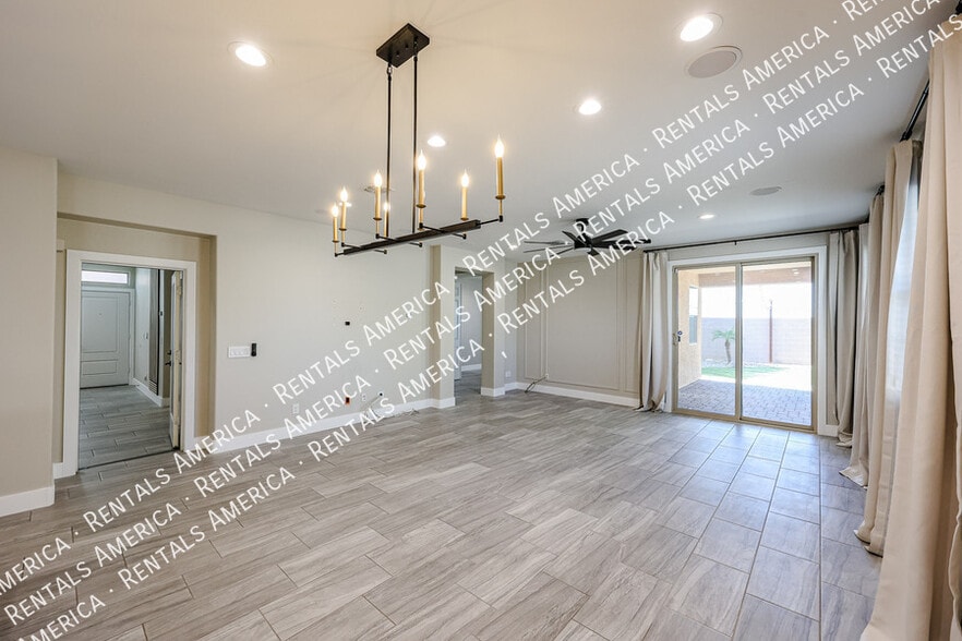 Building Photo - 7855 W Rock Springs Dr
