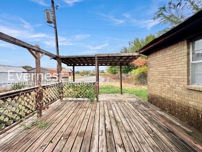Building Photo - 4 Bed/2.5 Bath Home with Fenced Yard & Garage / Available Now!