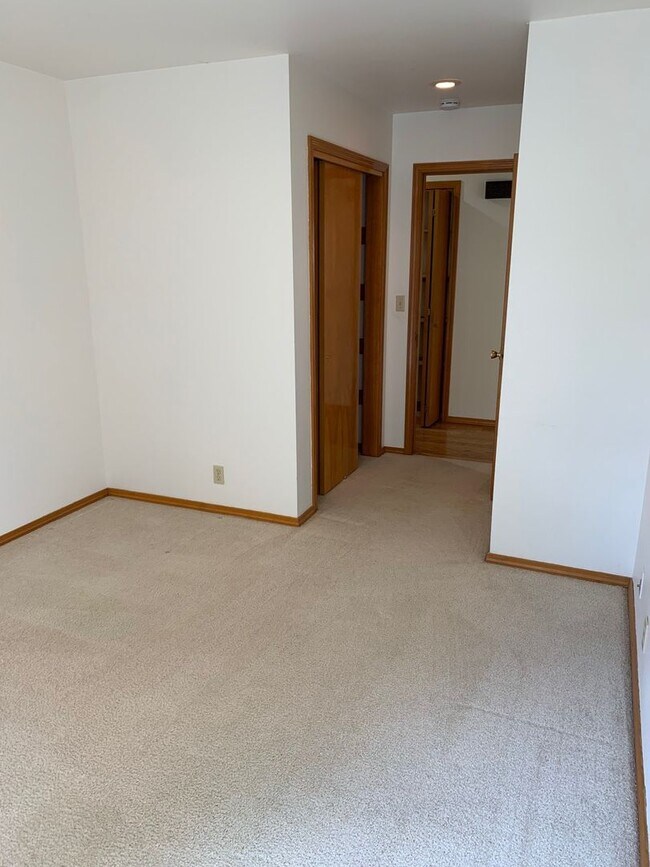 Building Photo - Well maintained 3 bed 2 bath rambler home in quiet Zenith neighborhood in Des Moines