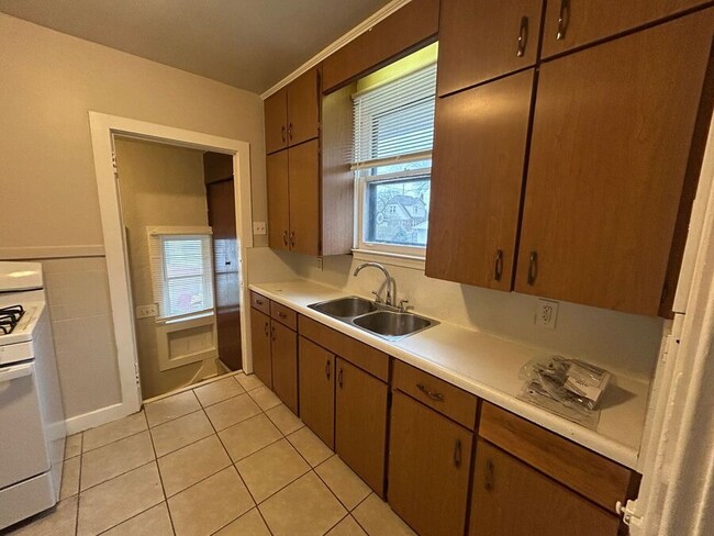 Building Photo - 463 W. George-