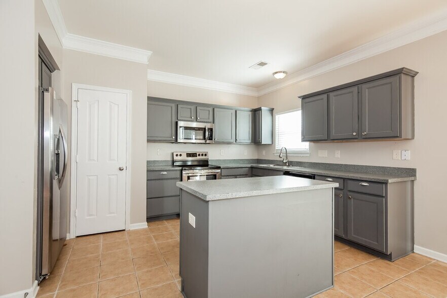 Building Photo - 7913 Bushy Creek Dr