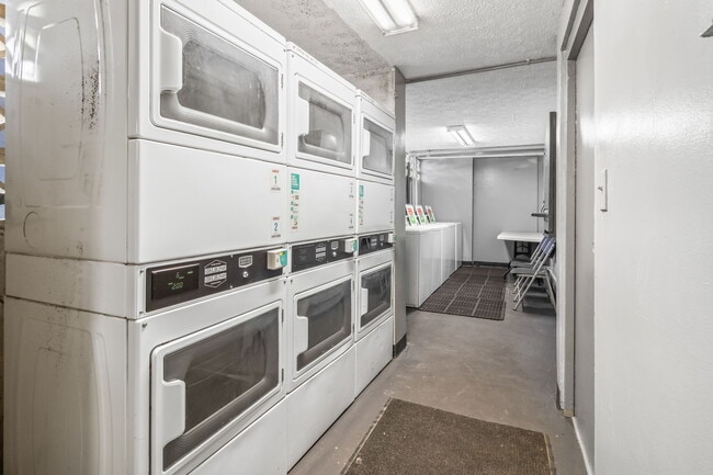 Building Photo - 2509 Ala Wai Blvd