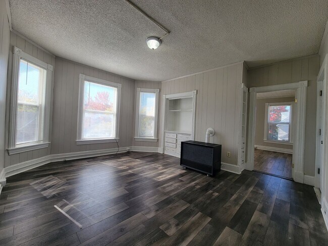 Building Photo - 385-387 Belmont St