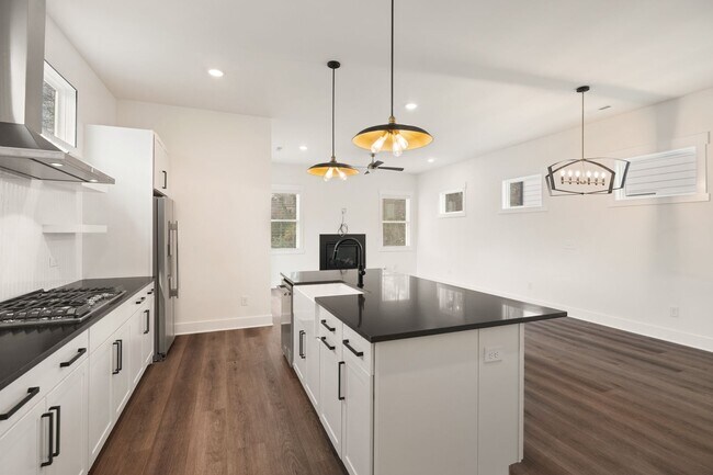 Building Photo - Gorgeous 4-bedroom, 4-bathroom Modern Home Durham, NC