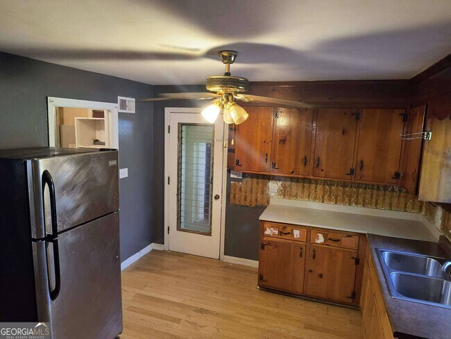 Building Photo - 4748 Sylvan Dr