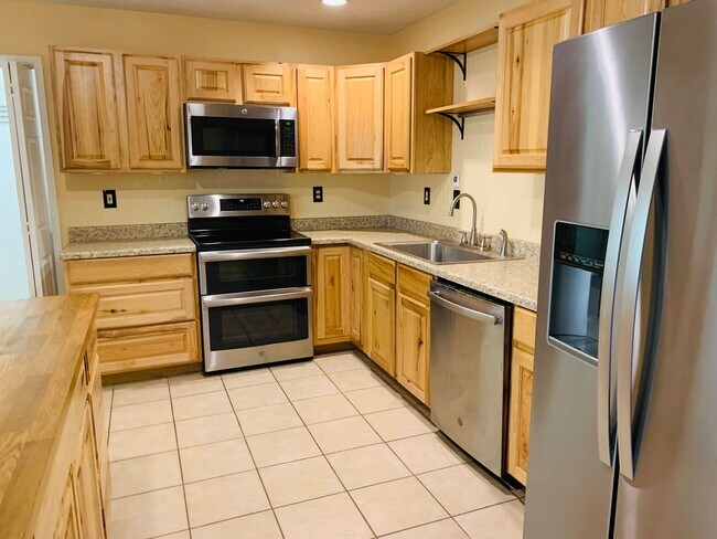 Building Photo - Move-In Ready 3-Bedroom in Sought-After Al...