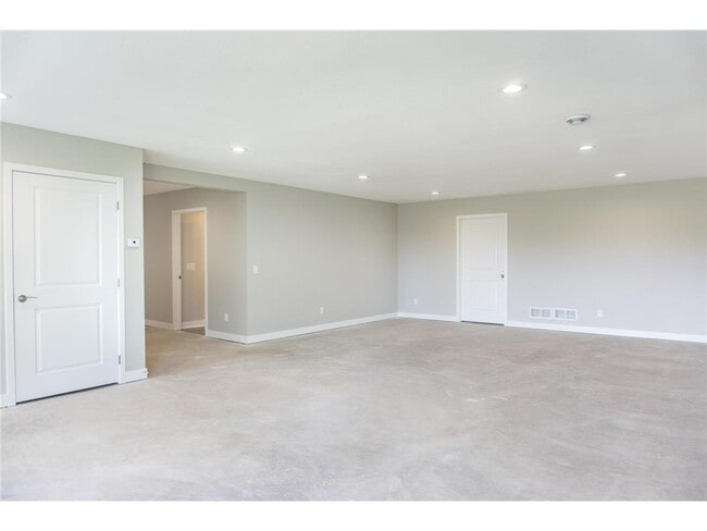 Building Photo - 717 Winterberry Ln
