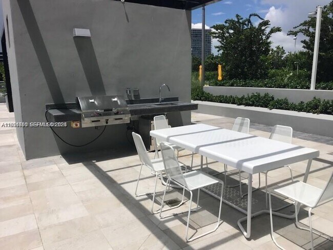 Building Photo - 501 NE 31st St