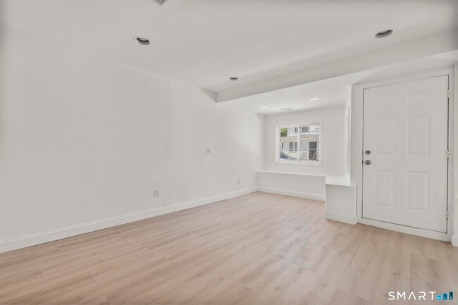 Building Photo - 64 Soundview Ave
