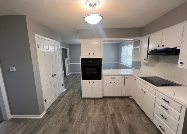Building Photo - Renovated 2 Bed, 3 Bath Duplex with Finish...