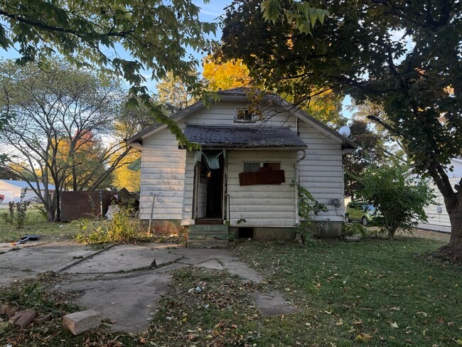 Building Photo - 613 W Lincoln St