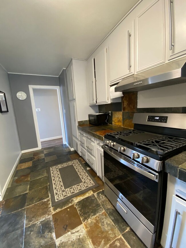 Building Photo - Cul-De-Sac Location, beautiful single leve...