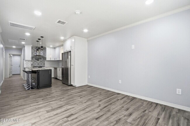 Building Photo - 1310 E San Antonio Ave