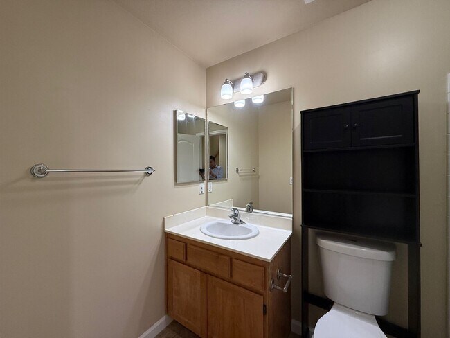 Building Photo - Nice and bright 2BR / 2BA Condo Near Durant Square Mall