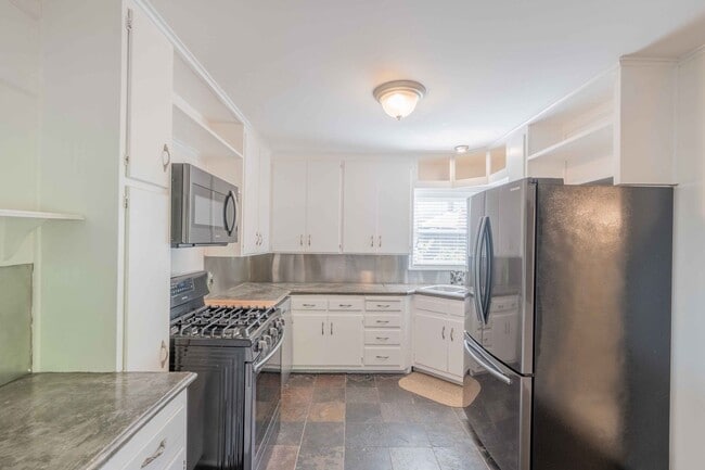 Building Photo - Stunning 3 Bed 2 Bath In Great Area