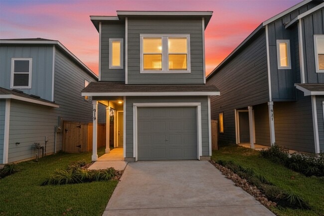 Building Photo - 919 Pertuso Ln