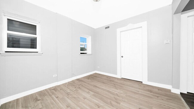 Building Photo - 1831 W 21st Pl