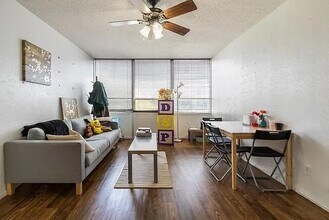 Building Photo - Room in Condo on Lavaca St