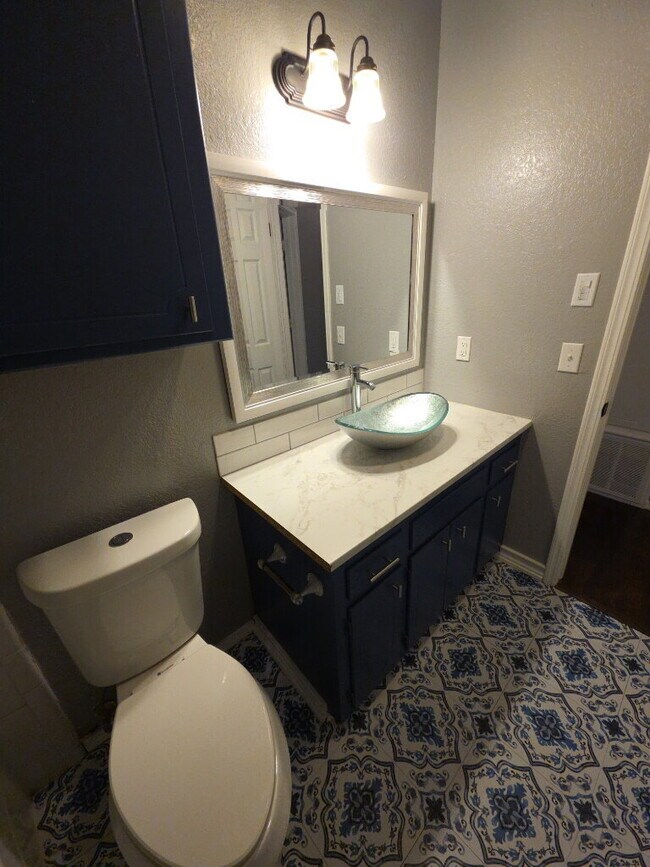 Building Photo - "Charming 3-Bed, 2-Bath Haven in Broken Ar...