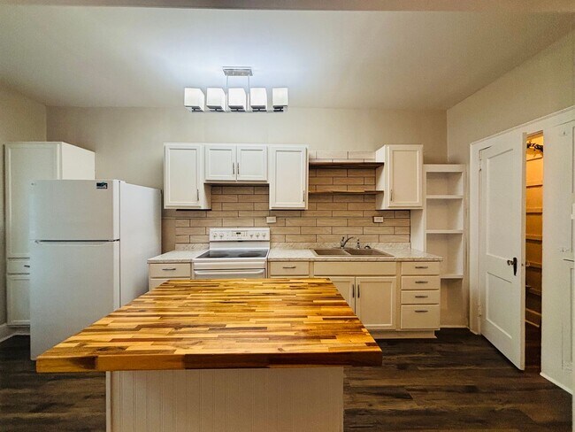 Building Photo - MOVE-IN READY & AVAILABLE NOW!