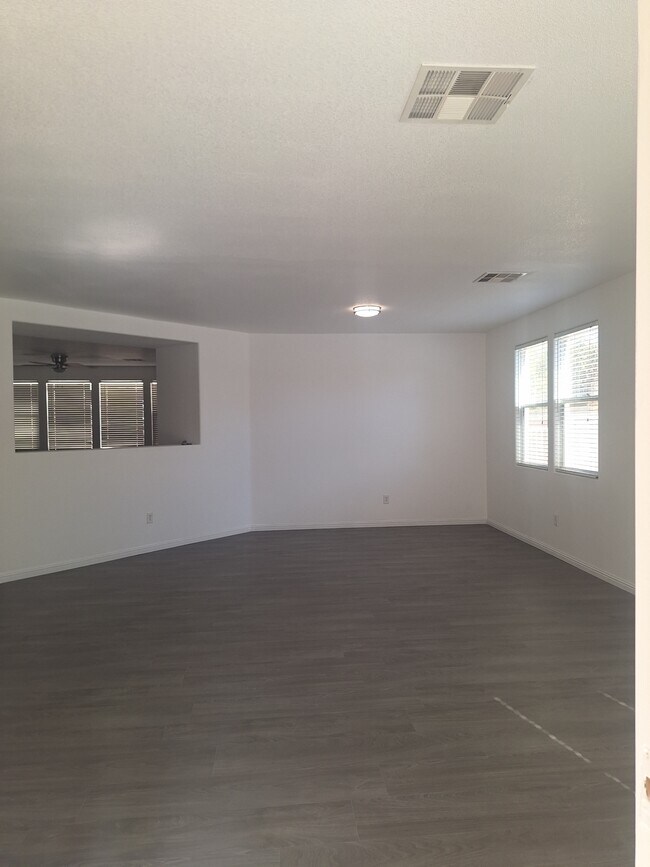 Building Photo - 304 Raptors View Ave