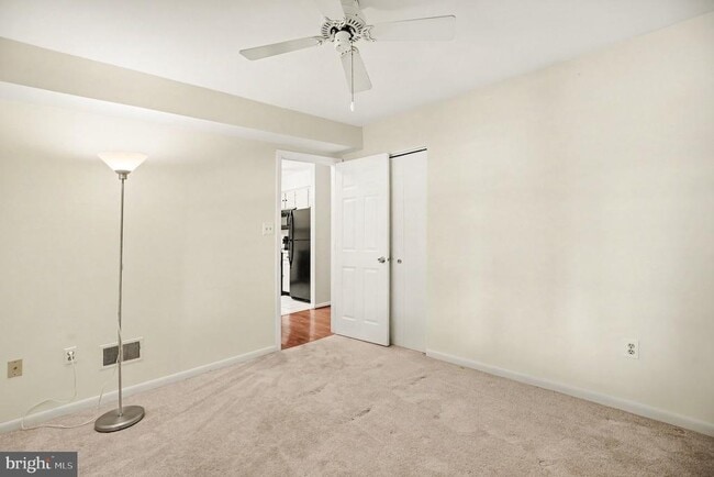 Building Photo - 205 Valley Stream Ln