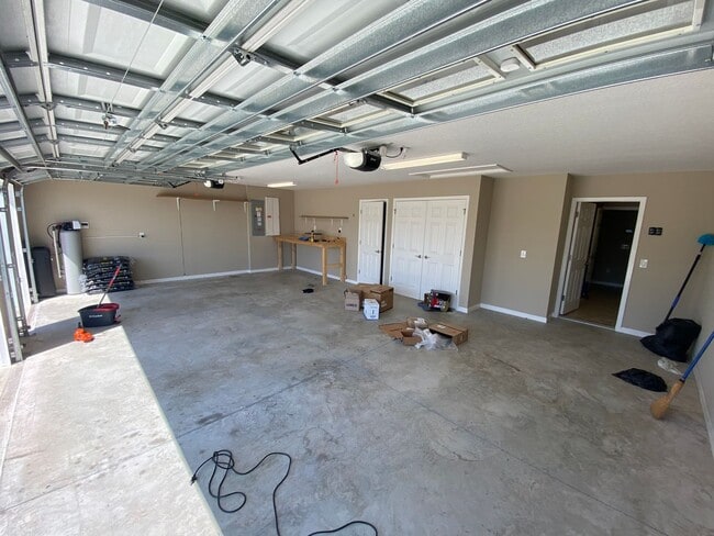 Building Photo - Beautiful Unfurnished 3 bed, 2 bath ANNUAL...
