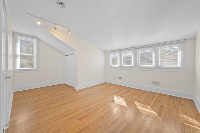 Building Photo - 823 Deerfield Rd