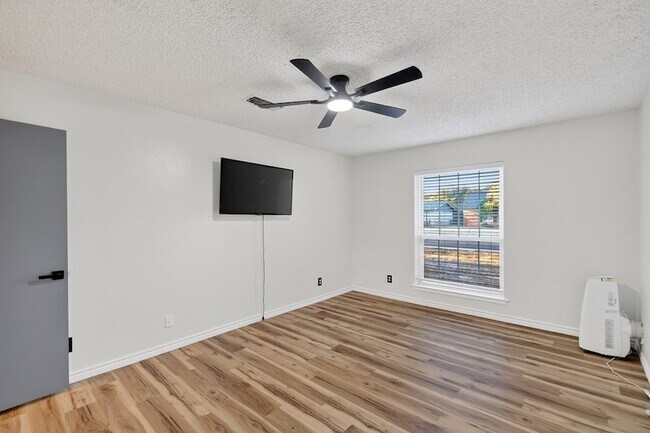 Building Photo - 2821 Metz Dr