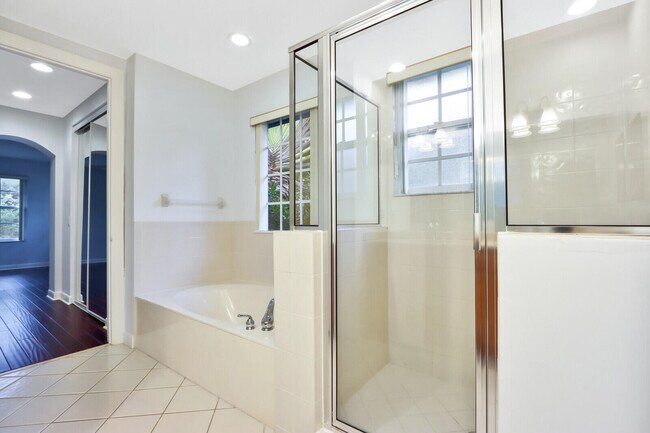 Building Photo - 1904 Flower Dr