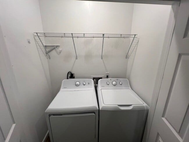 Building Photo - 2 Bedroom 1 Bath Apartment