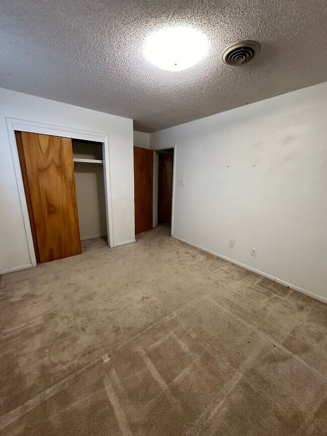 Building Photo - 3 Bed 2 Bath Home in Highland School School District!
