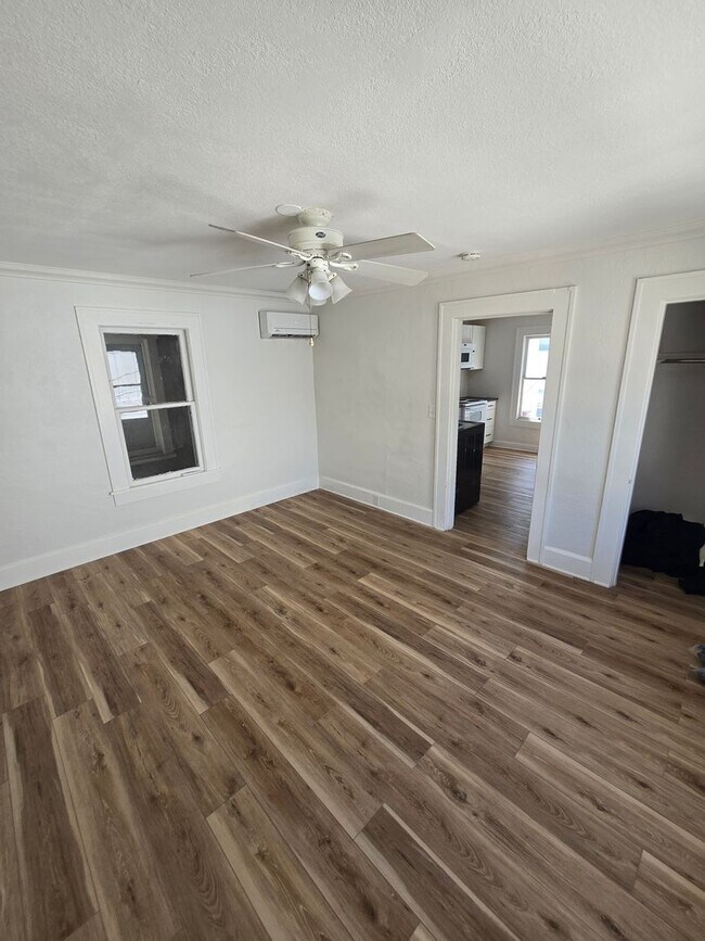 Building Photo - MOVE IN SPECIAL !! SPACIOUS 1/1 CONVENIENTLY LOCATED CLOSE TO DOWNTOWN ST. PETERSBURG