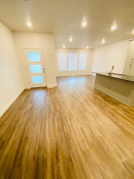Building Photo - 7397 S Olivine River Ln
