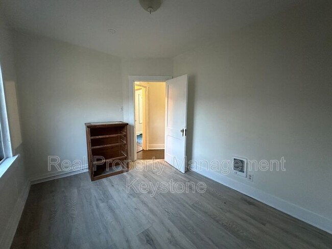 Building Photo - 122 E 16th Ave