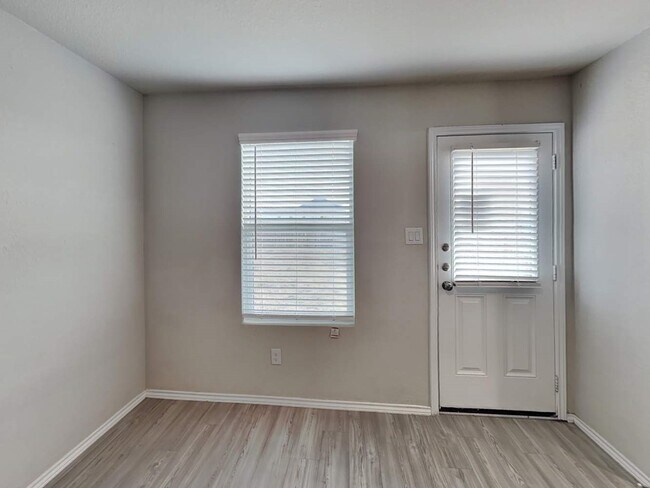 Building Photo - 3238 Kornberg Dr