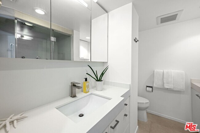 Building Photo - 838 N Doheny Dr