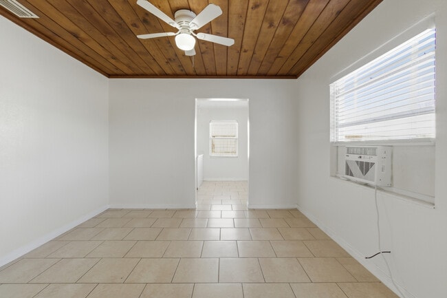 Building Photo - 1901 W La Salle St