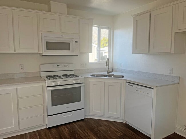 Building Photo - 21100 State St