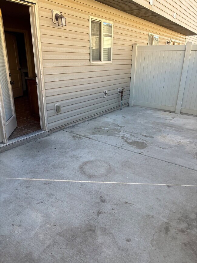 Building Photo - "Charming 3-Bed Townhouse in Cedar City – Spacious 1365 Sq Ft with 2.5 Baths!"