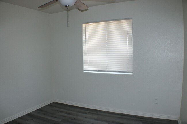 Building Photo - Move-In Ready 4BR/2BA with New Flooring, Fireplace & Spacious Kitchen