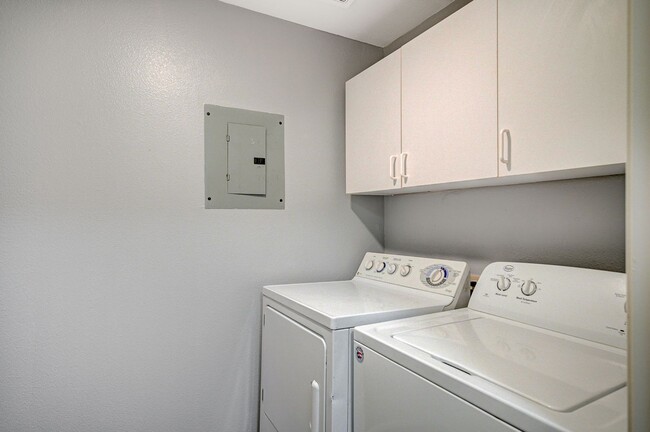 Building Photo - Check out this 2 bedroom upgraded condo!