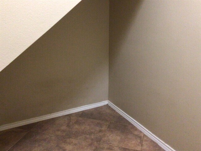 Building Photo - 2718 Lakecrest Way Dr