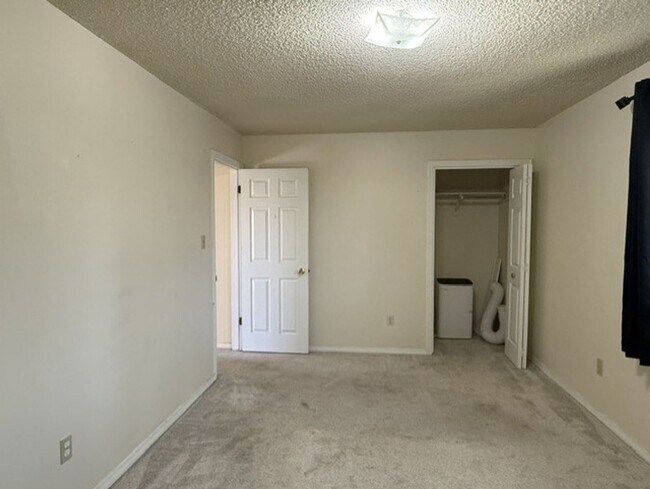 Building Photo - House For Lease