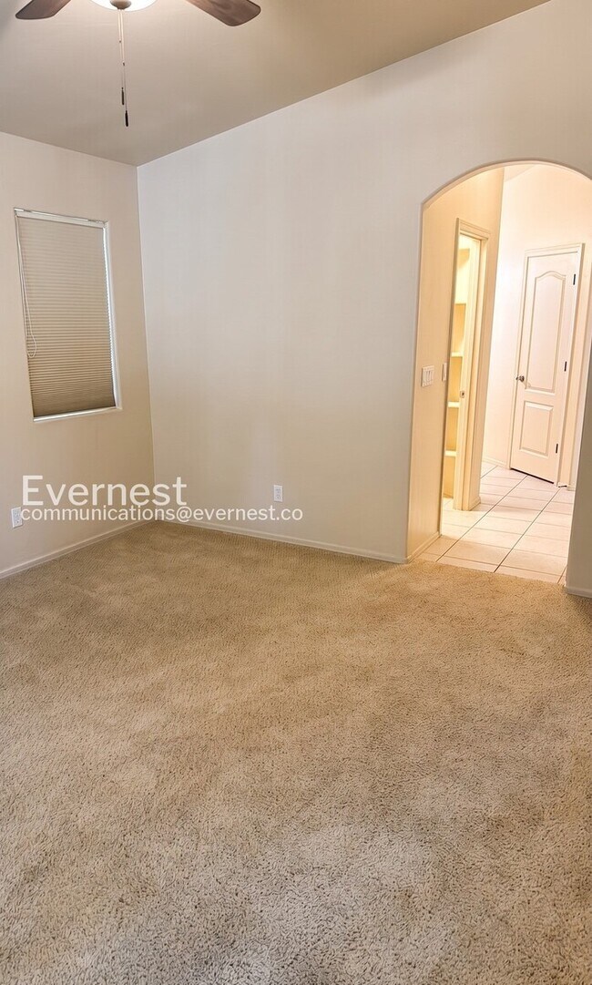 Building Photo - 3-Bed/2-Bath Home with Fenced Yard and Garage Parking/ Pet Friendly/Voucher Accepted/ Available S...