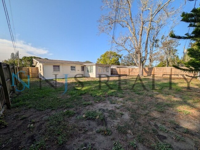 Building Photo - Fabulous 3/1/1 980 Sq. Ft. with NEW AC, NEW flooring, UPDATED kitchen & bath with GRANITE counter...