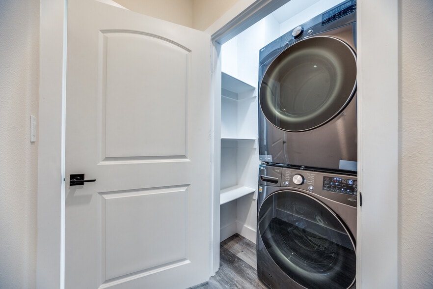 Building Photo - 511 N Davis Dr